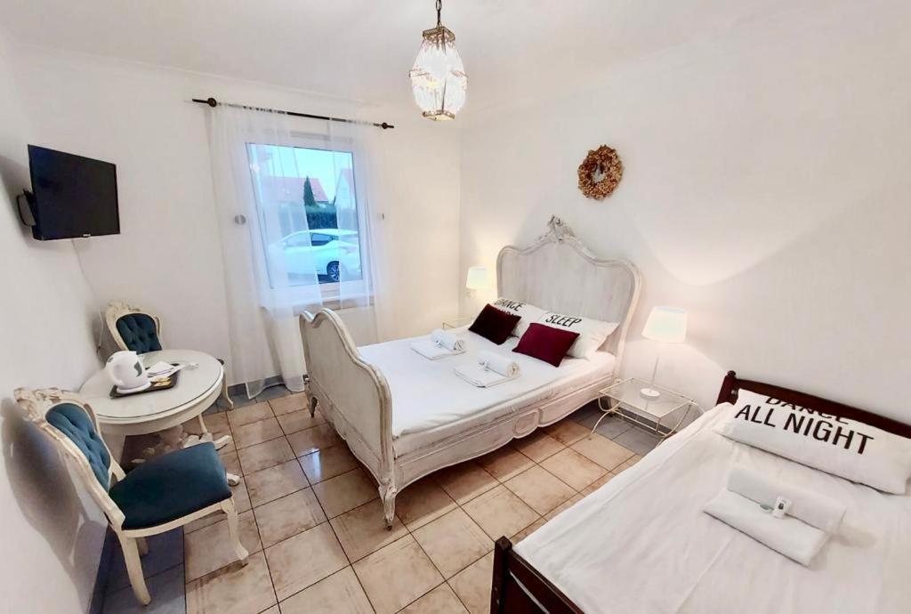 웨바 Pod Roza Economy B&B 외부 사진
